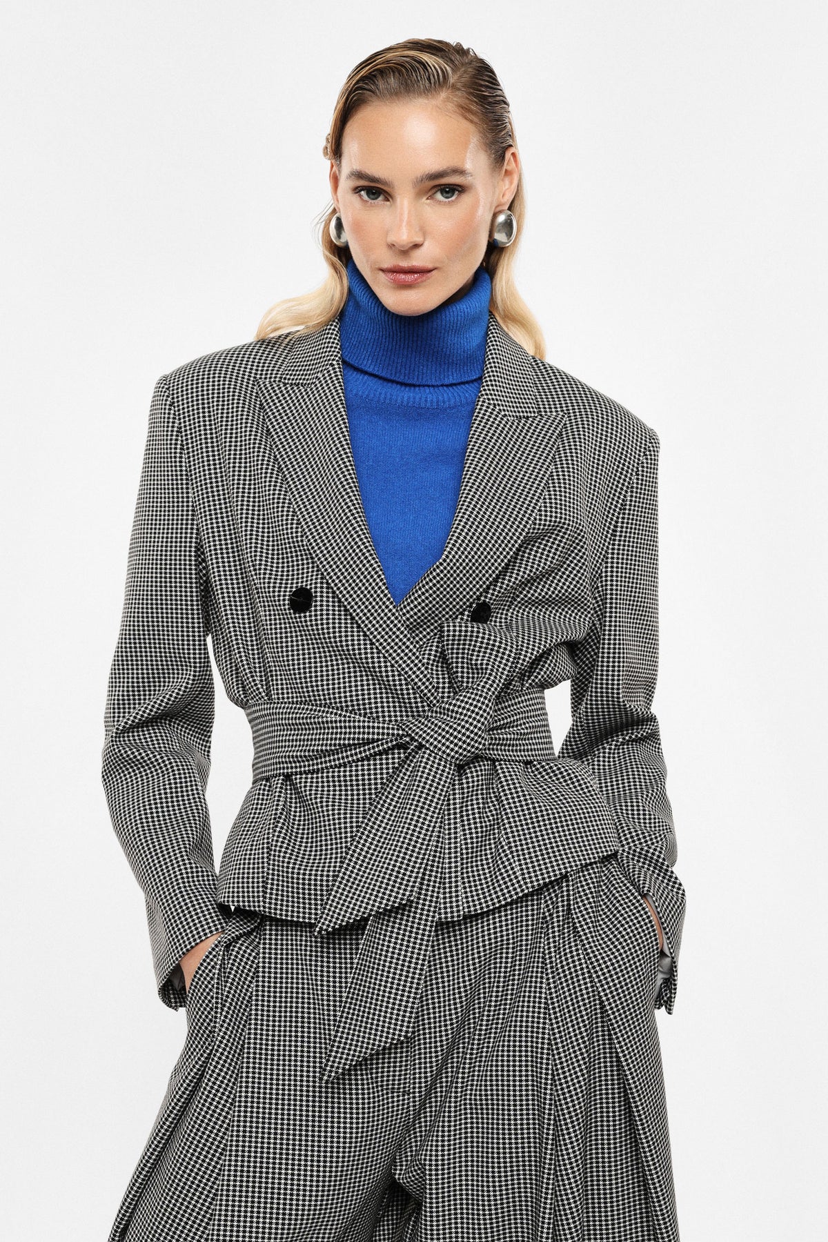 Blazer croisé ceinturé pied-de-poule noir et blanc – Femme