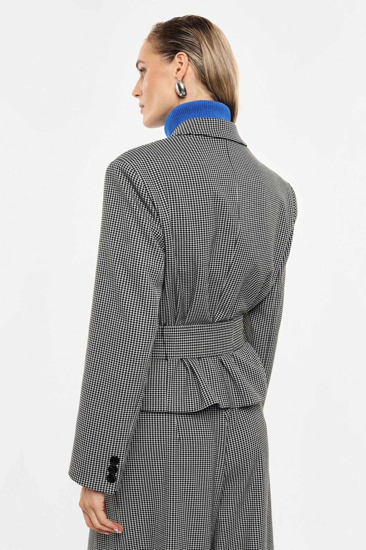 Blazer croisé ceinturé pied-de-poule noir et blanc – Femme