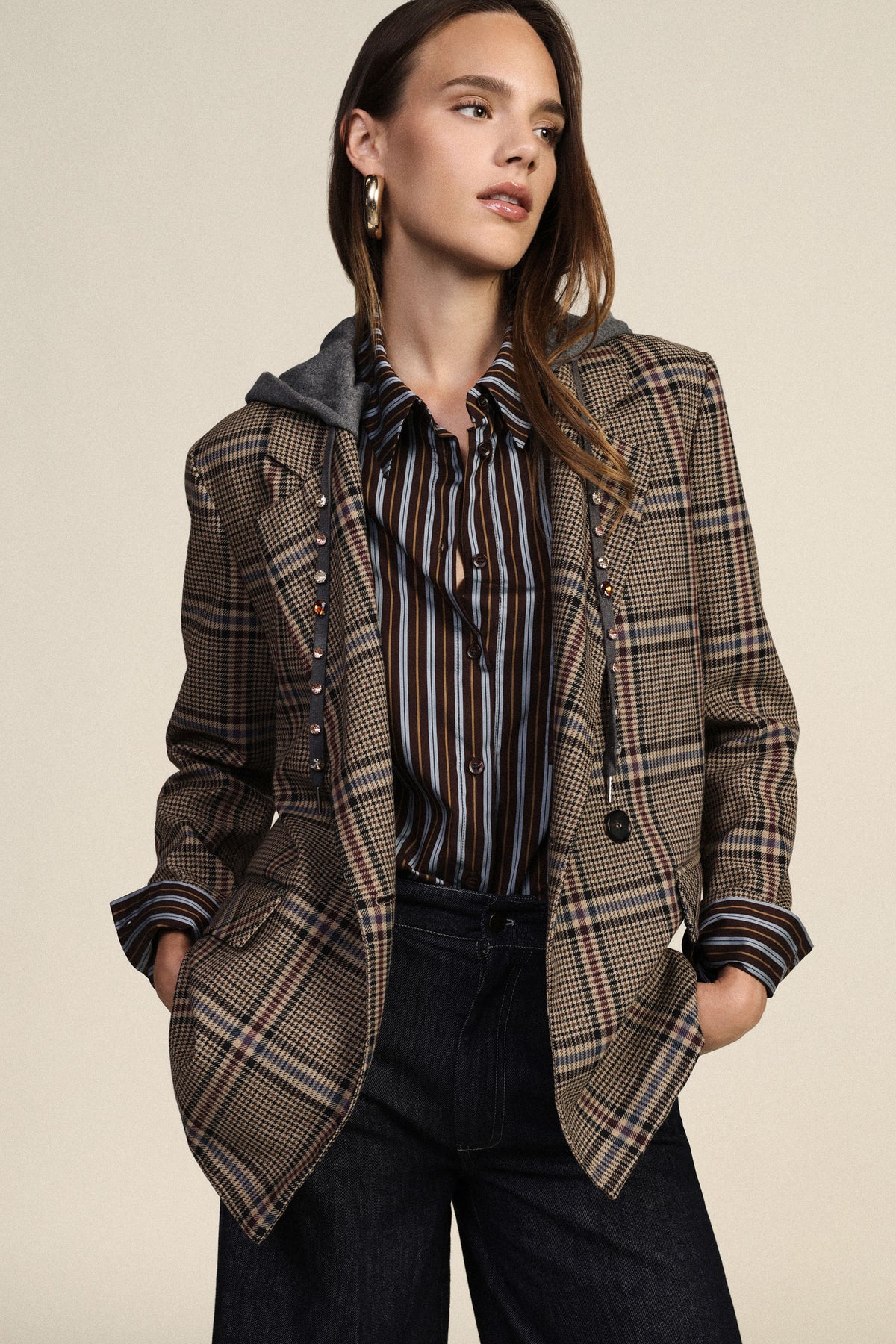 Blazer croisé à carreaux prince-de-galles à capuche camel et bordeaux – Femme