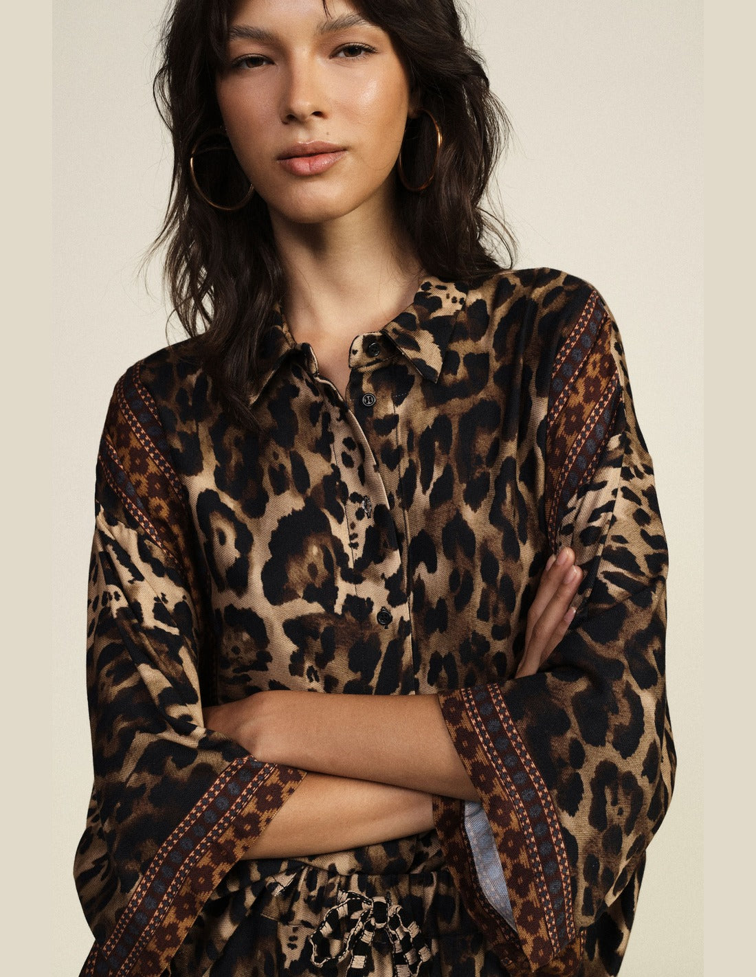 Chemise courte imprimé panthère à galons brodés portée, détail – Dixie Femme