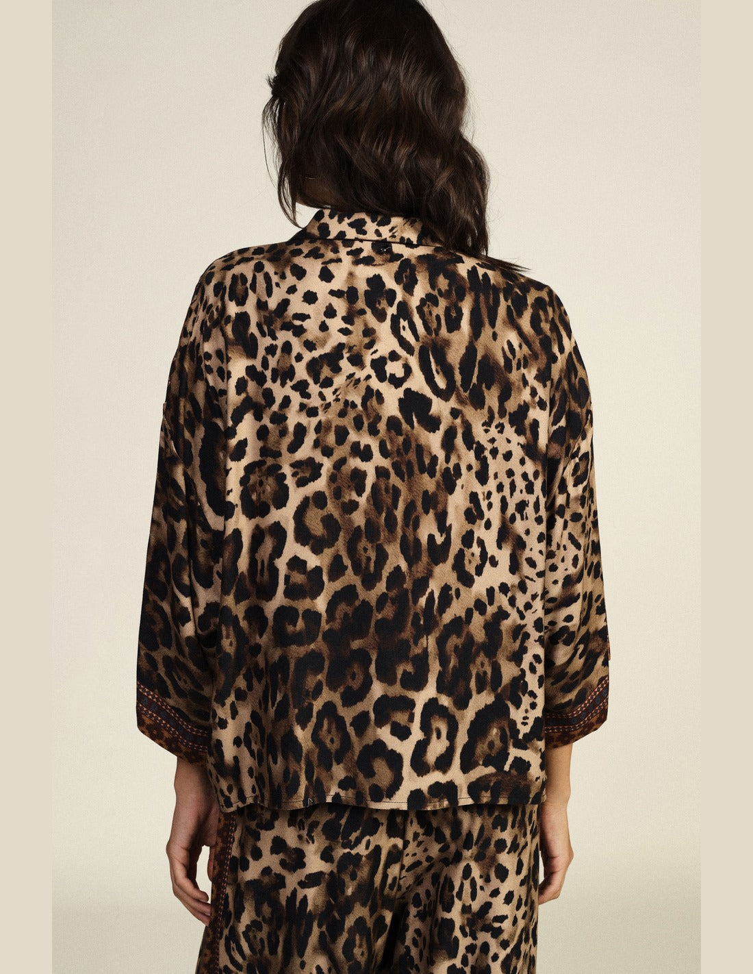 Chemise courte imprimé panthère à galons brodés portée, vue de dos – Dixie Femme