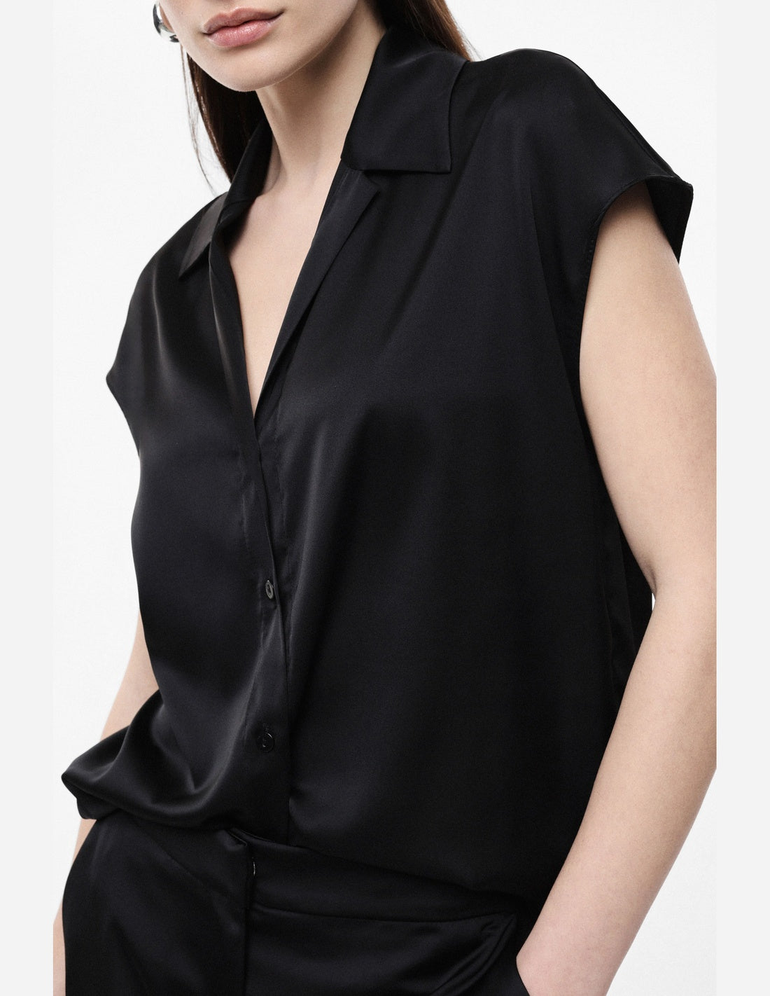 Chemisier sans manches en crêpe satin noir Imperial vue portée de profil