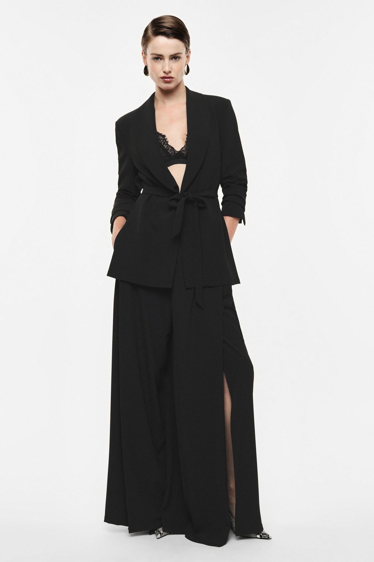 Détail du tombé et de l'ourlet du pantalon palazzo noir Imperial