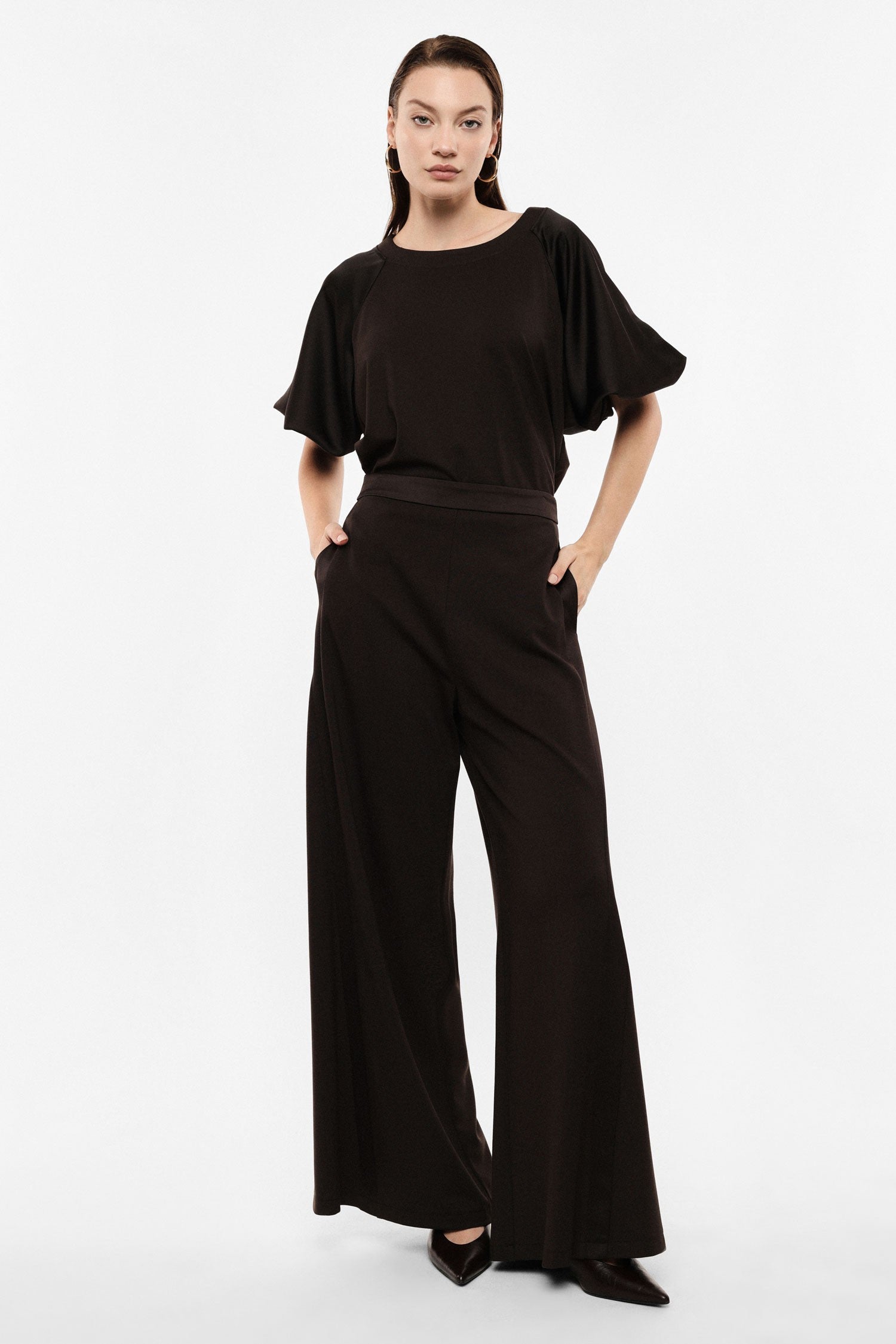 Pantalon palazzo taille satin à galons noir Imperial, porté de face
