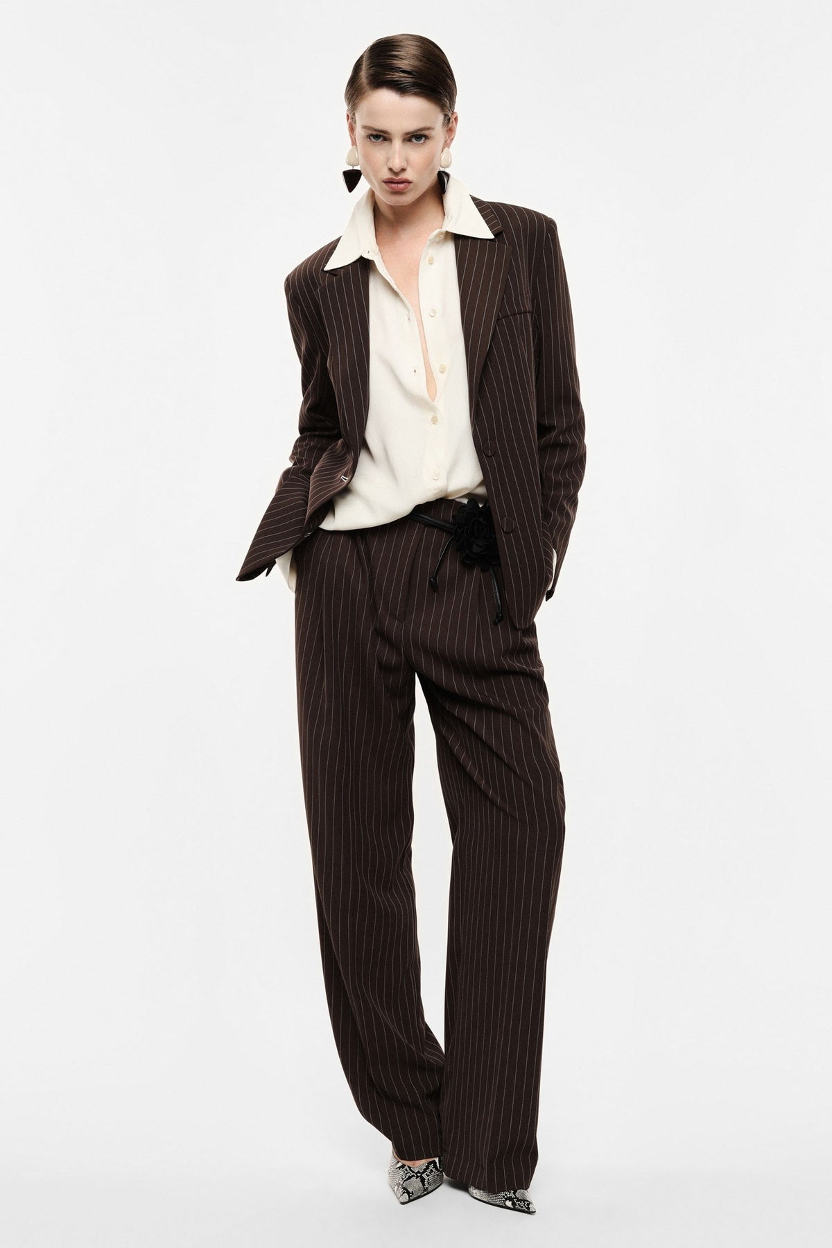 Pantalon rayé jambe large marron à ceinture fleur Imperial, porté de face