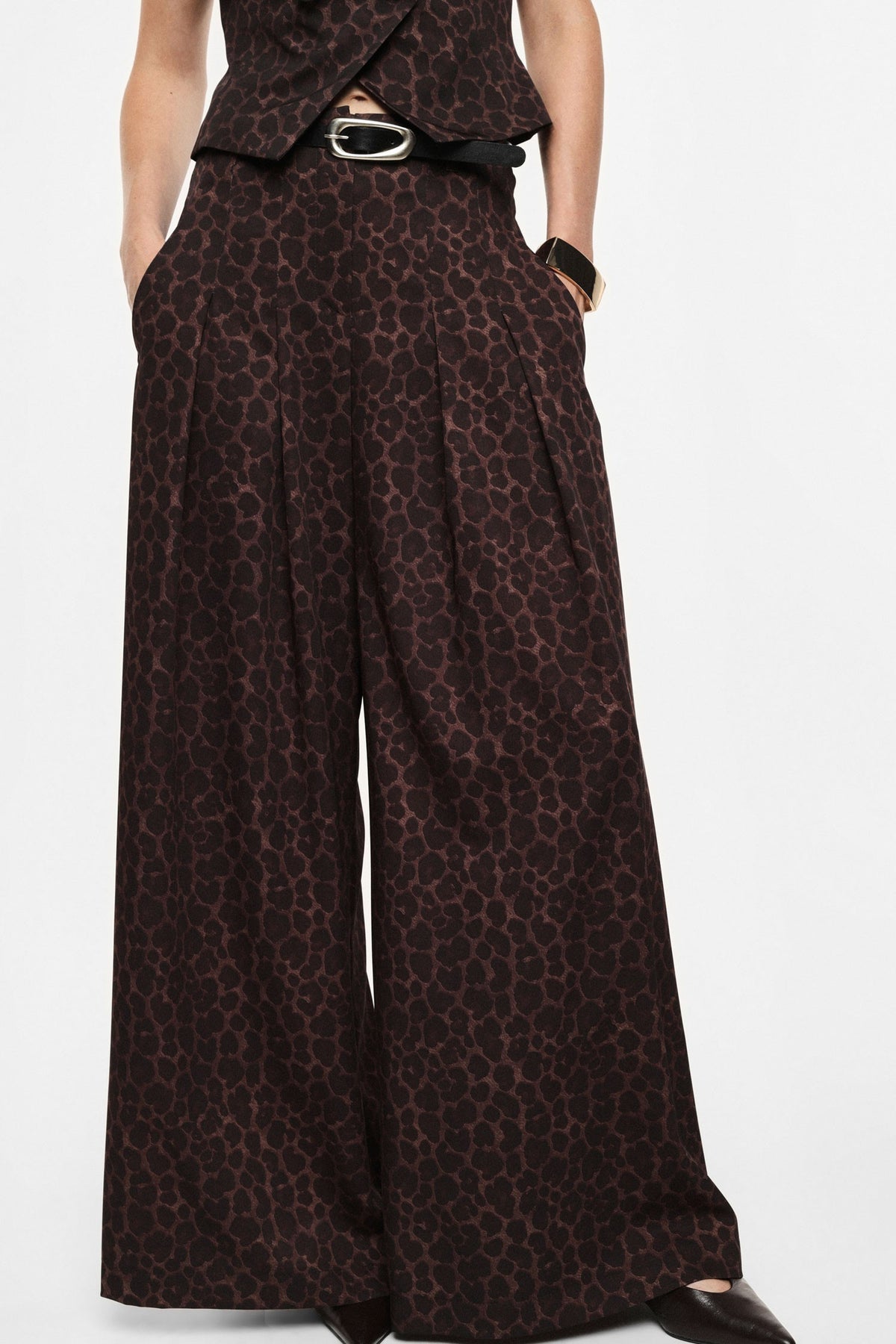 Pantalon palazzo imprimé panthère Imperial, porté de profil