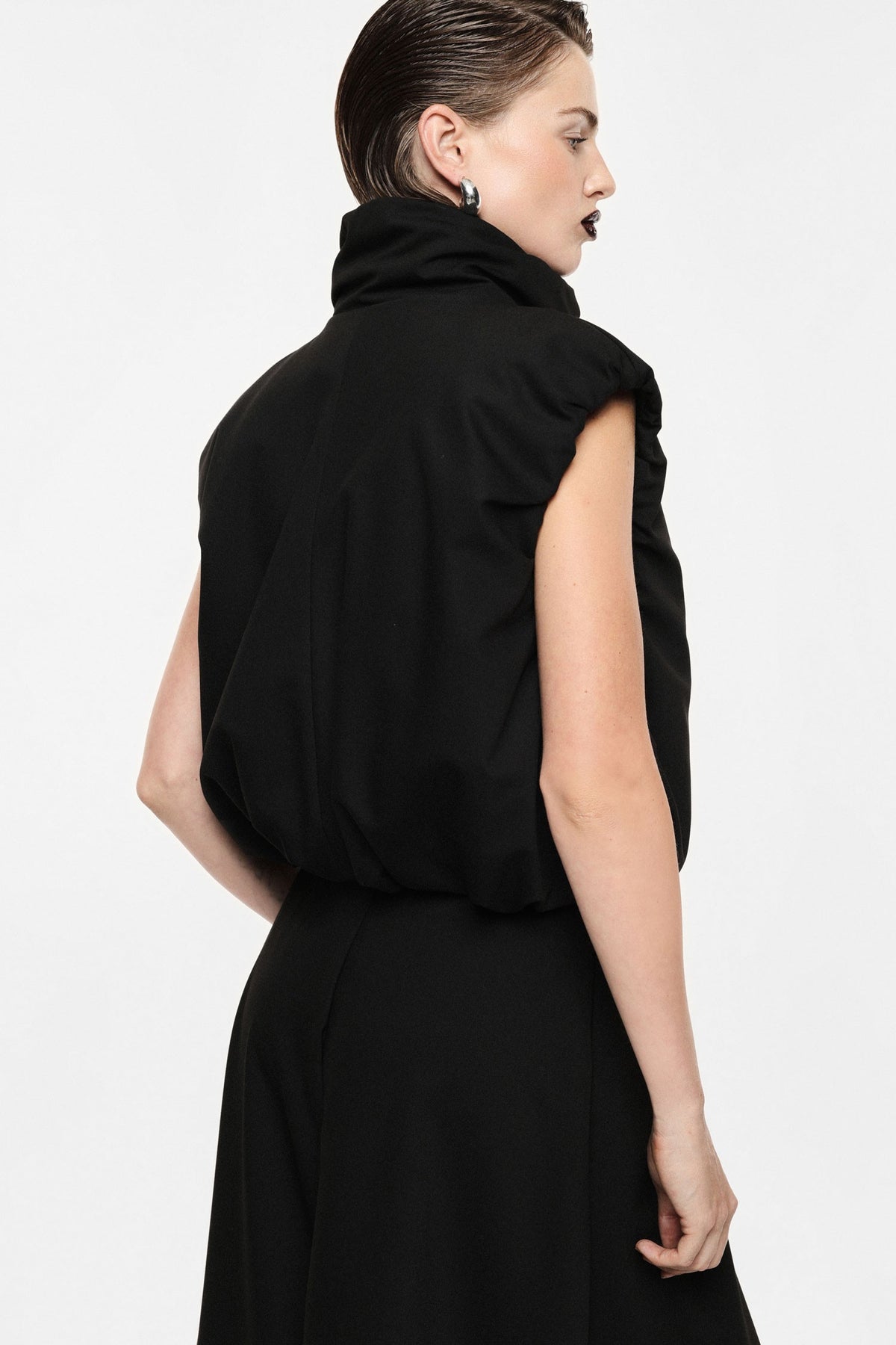 Gilet court matelassé noir Imperial, porté de dos