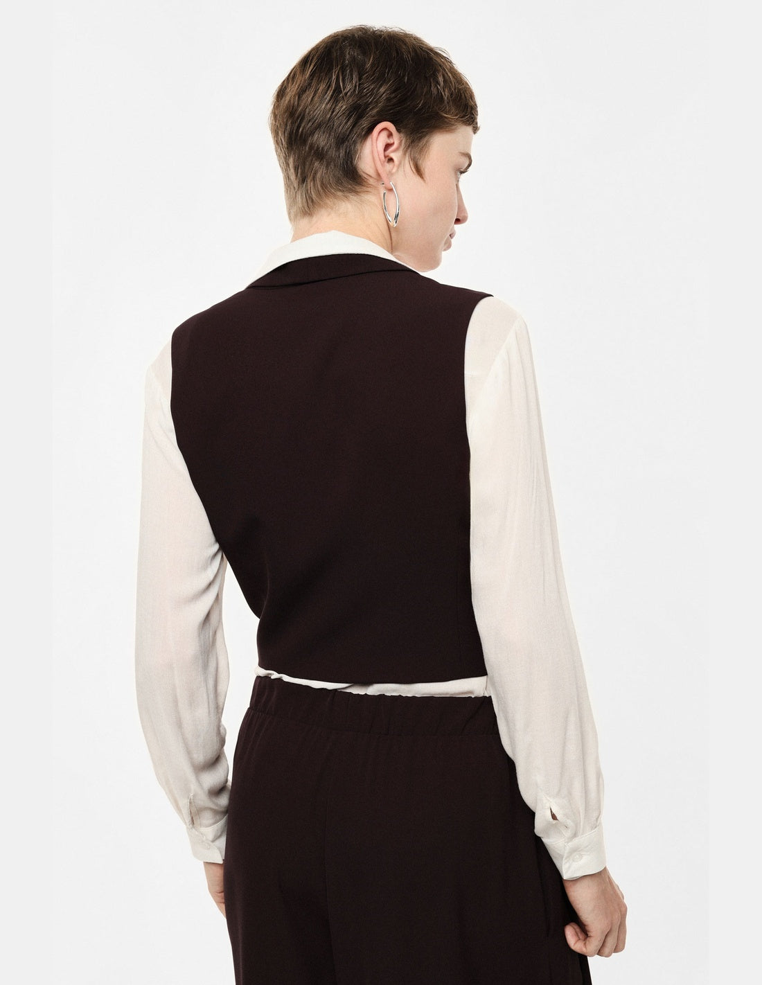Gilet tailleur ajusté col châle en crêpe bordeaux Imperial vue portée de profil