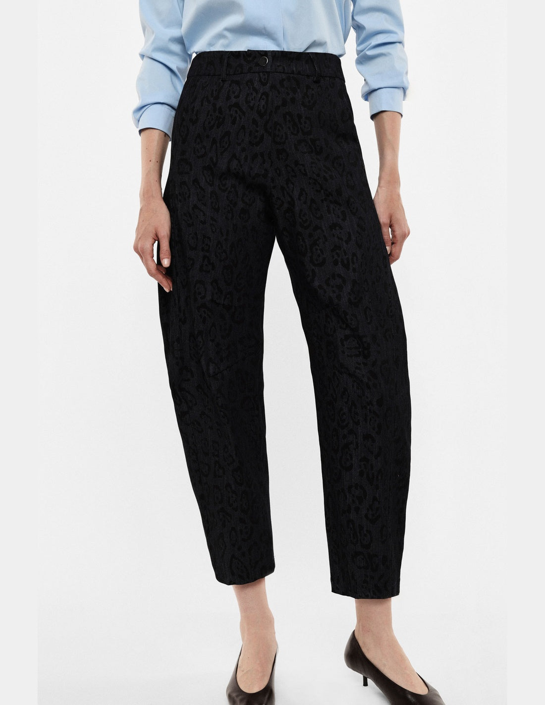 Pantalon barrel en denim léopard bleu Imperial vue portée de profil