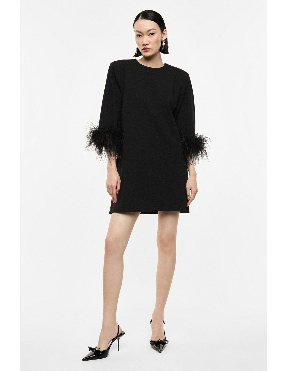 Robe courte à manches bordées de plumes noire portée, face – Imperial