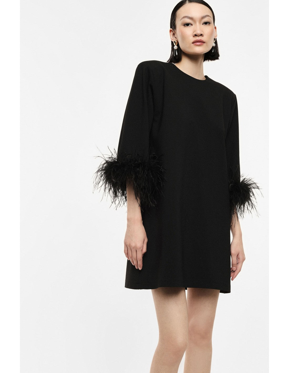 Robe courte à manches bordées de plumes noire portée, de trois quarts – Imperial