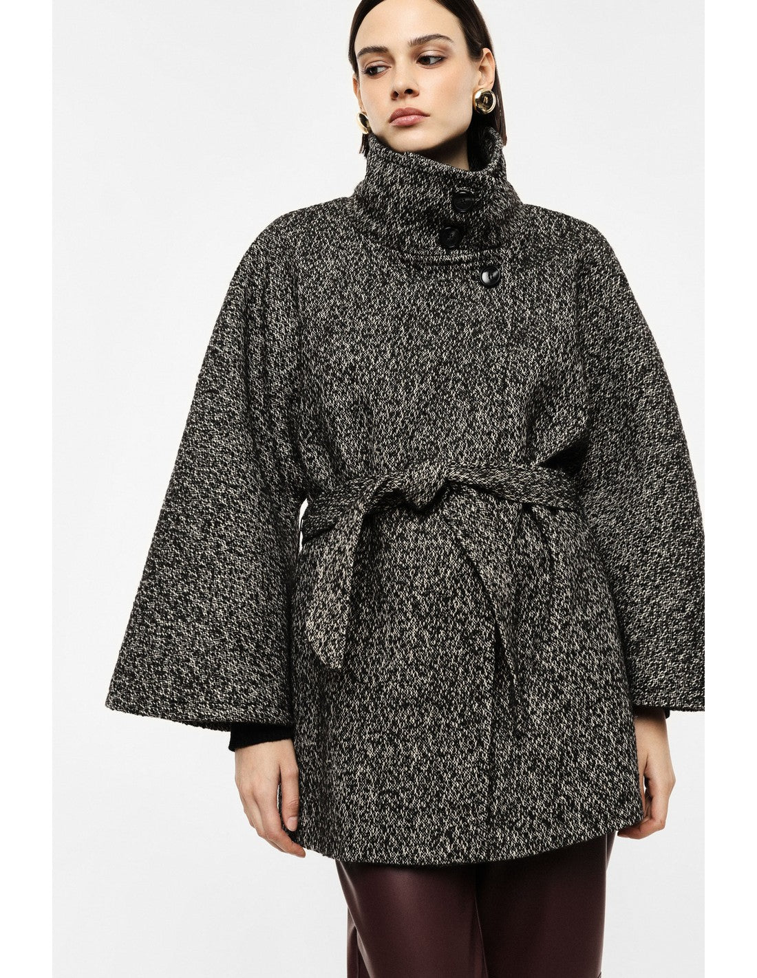 Manteau cape à col montant ceinturé noir et beige porté, face – Imperial