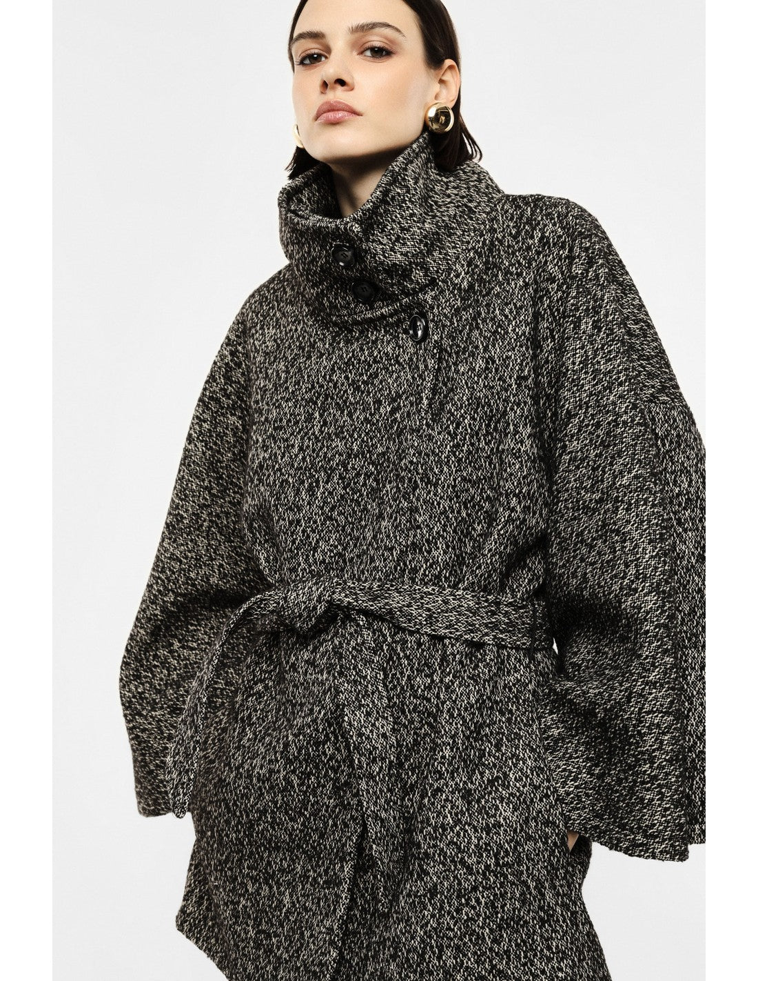 Manteau cape à col montant ceinturé noir et beige porté, dos – Imperial