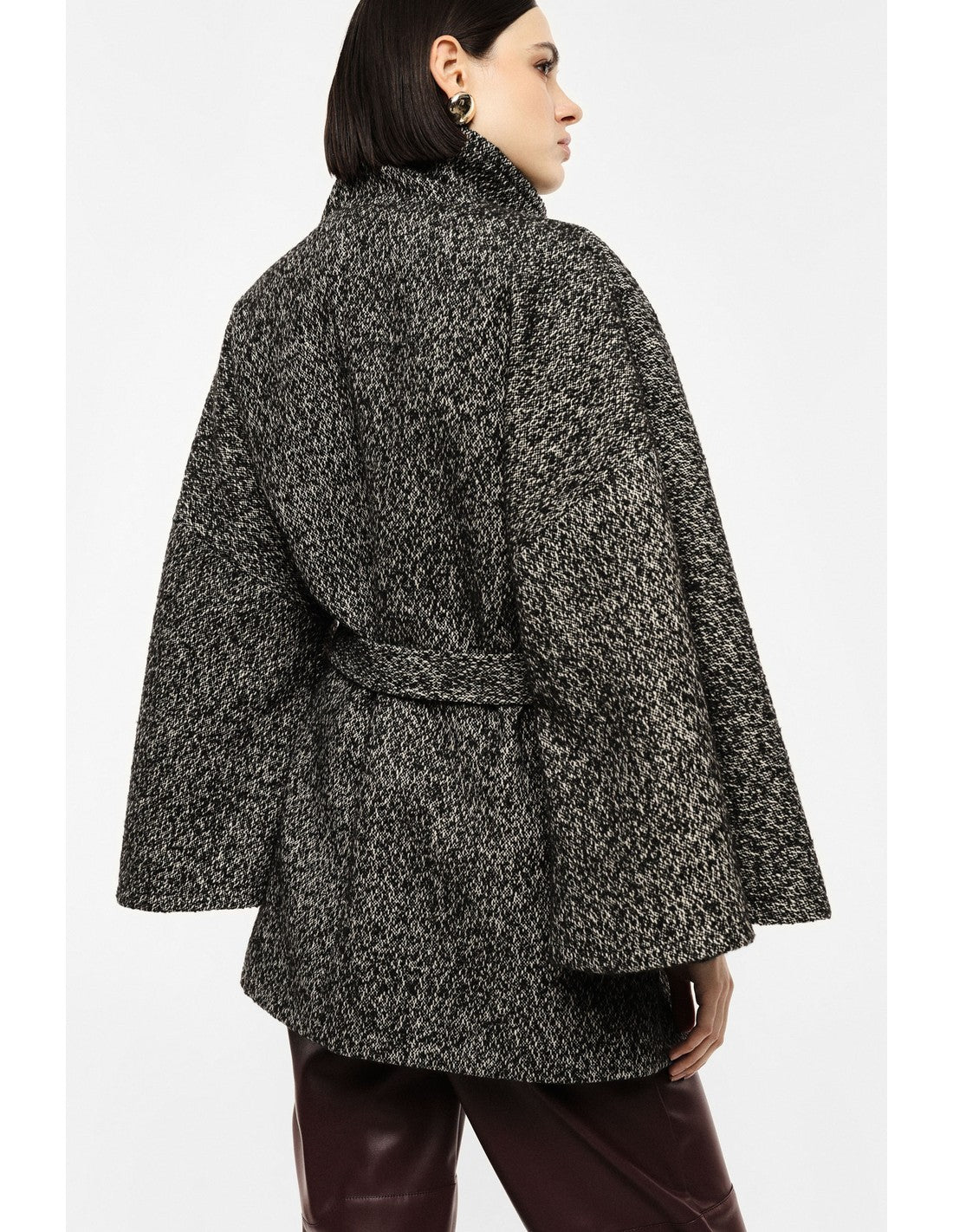 Manteau cape à col montant ceinturé noir et beige porté, de trois quarts – Imperial