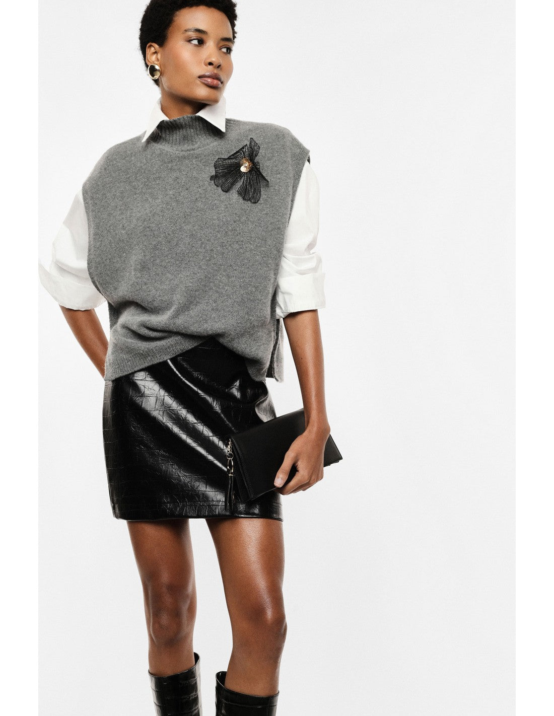 Pull sans manches à col montant et broche gris chiné porté, face – Imperial