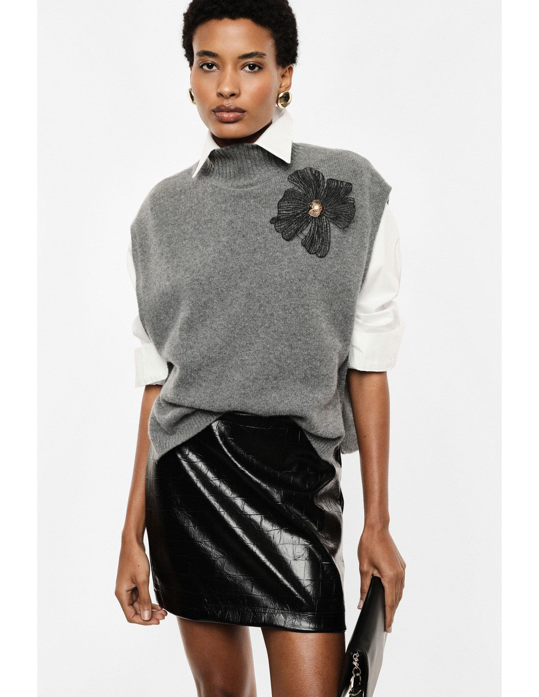 Pull sans manches à col montant et broche gris chiné porté, détail de la broche – Imperial
