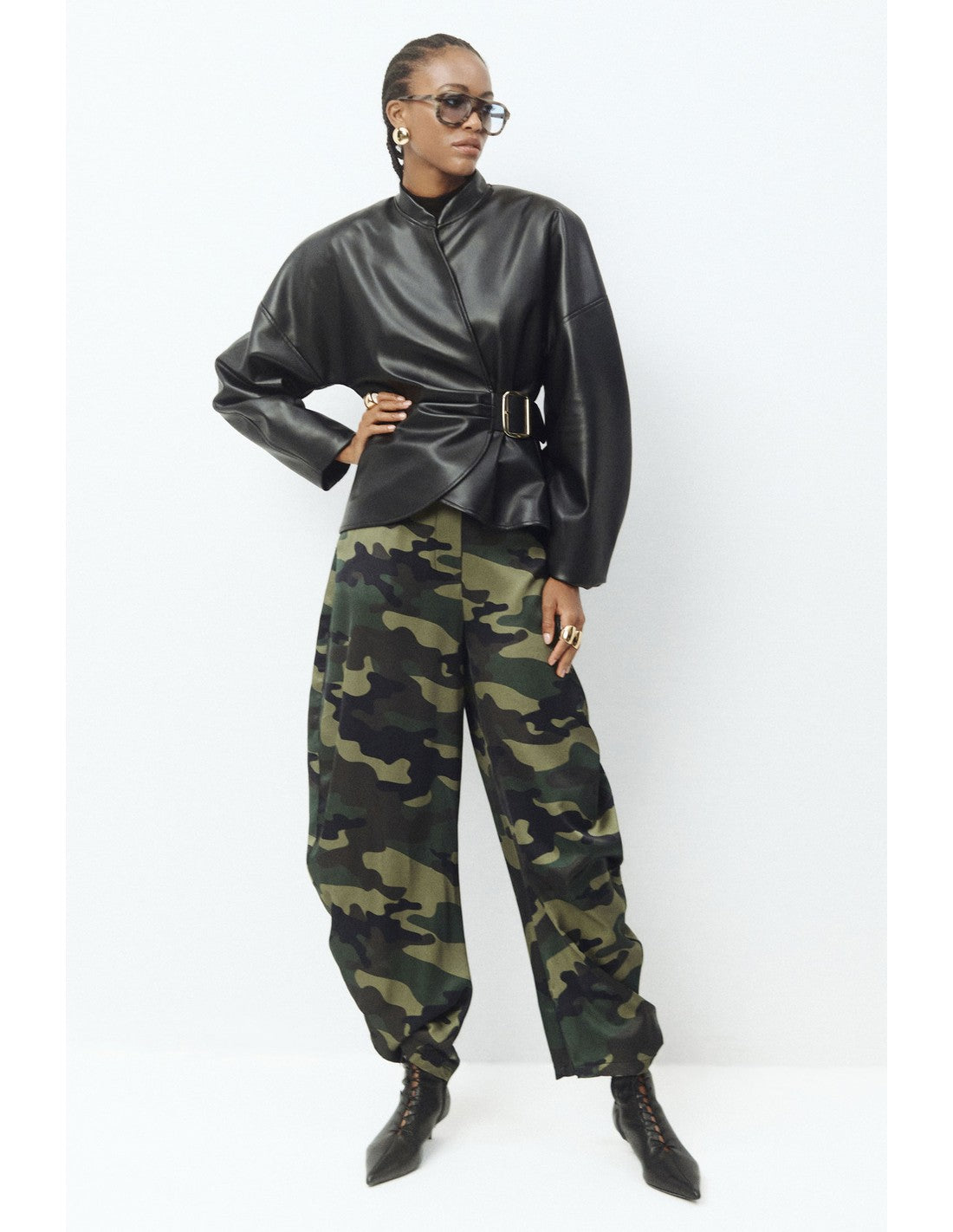 Pantalon ballon camouflage ceinturé vert militaire porté, face – Imperial