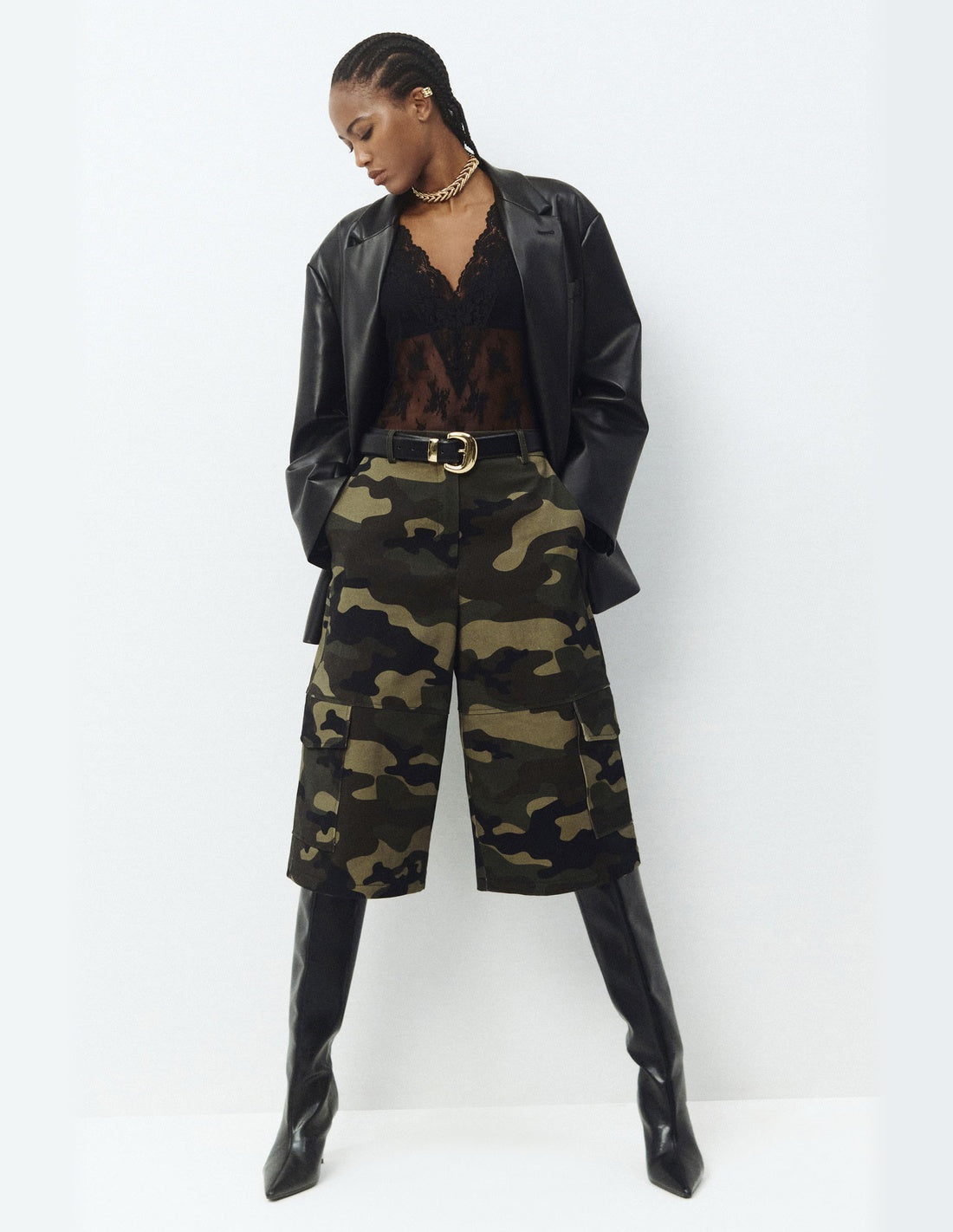 Bermuda cargo long camouflage vert militaire porté avec des bottes – Imperial