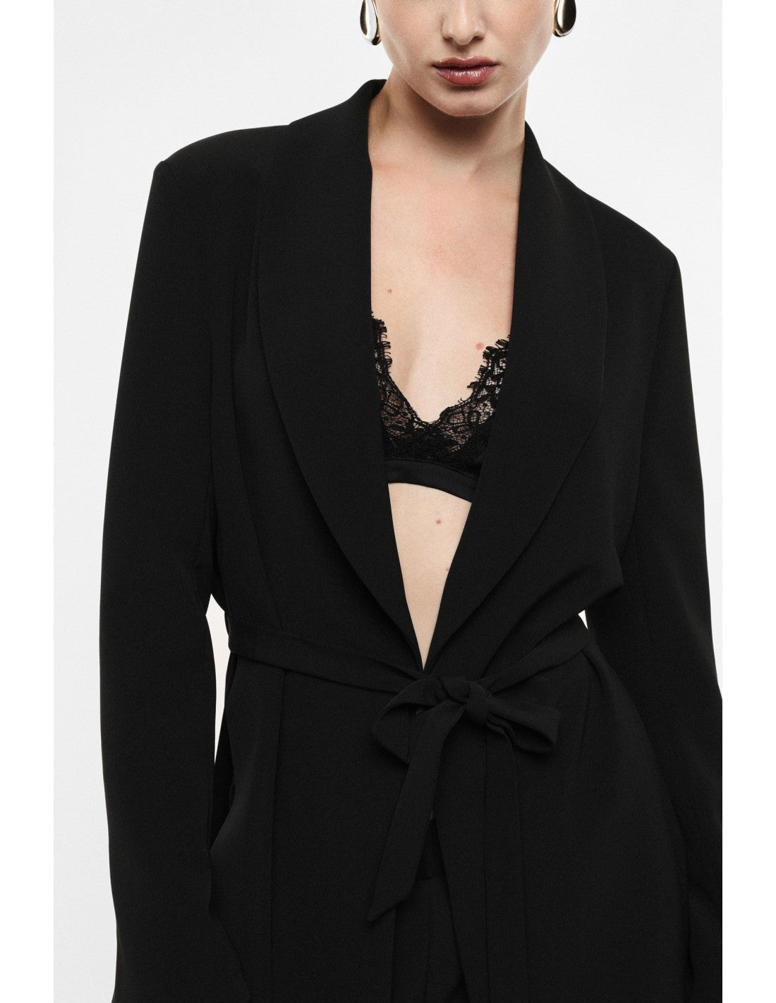 Blazer col châle, détail du col et de la ceinture nouée