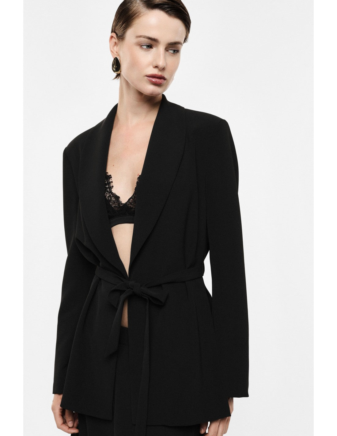 Blazer col châle à ceinture nouée noir, porté de face