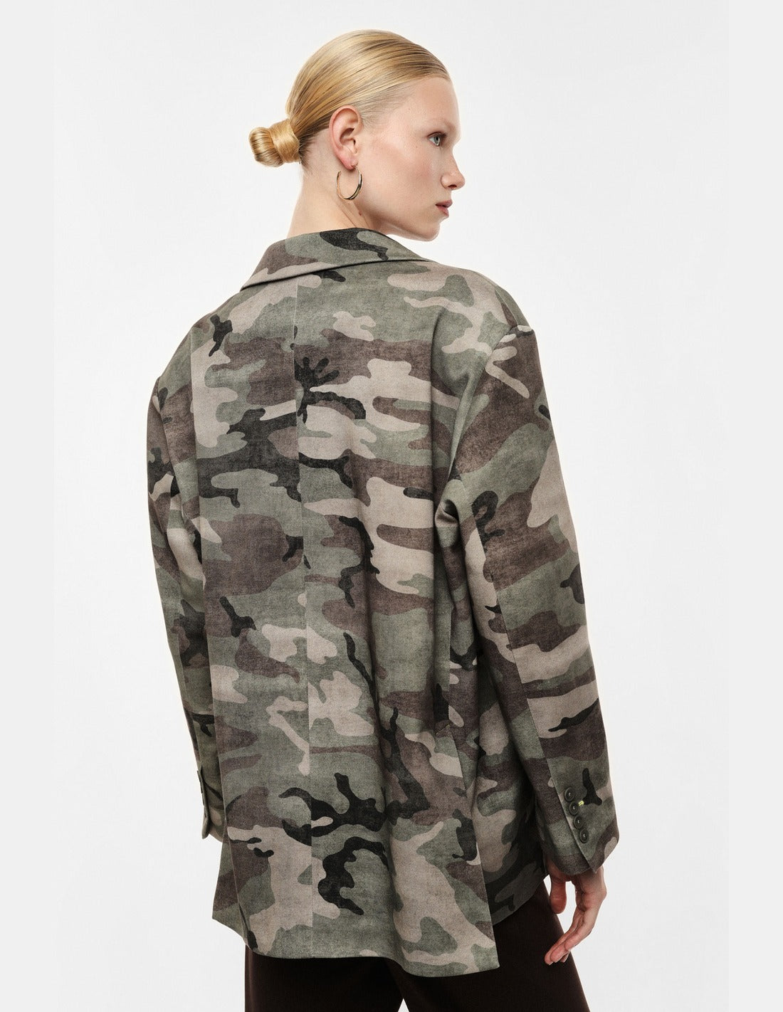 Blazer oversize en sergé camouflage kaki et beige porté, vue de dos – Imperial