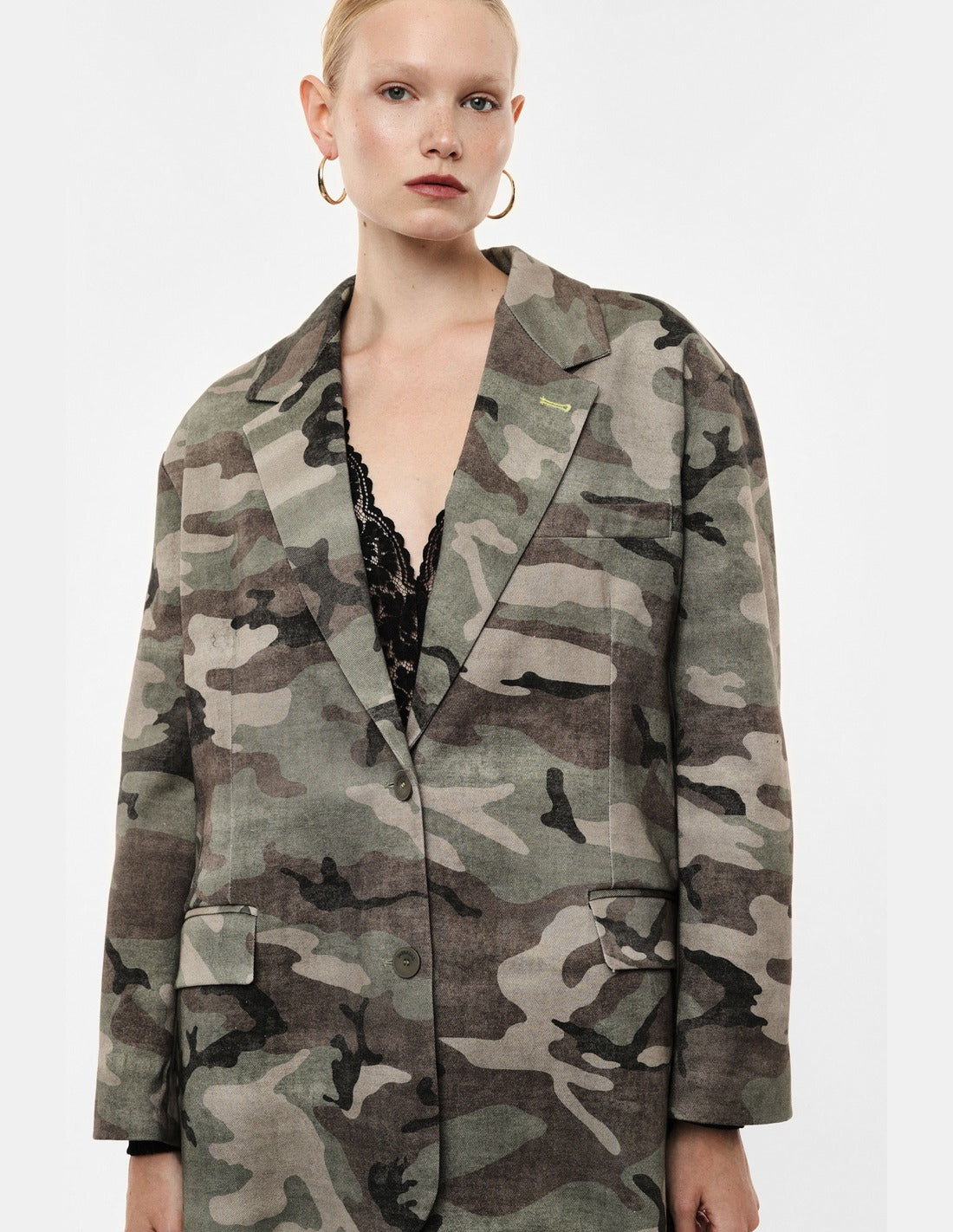 Blazer oversize en sergé camouflage kaki et beige porté ouvert – Imperial
