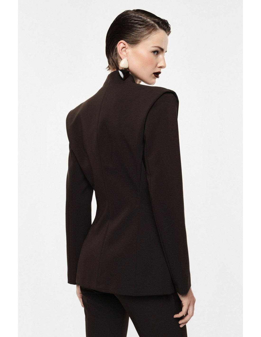 Blazer un bouton col montant épaules marquées, porté de dos