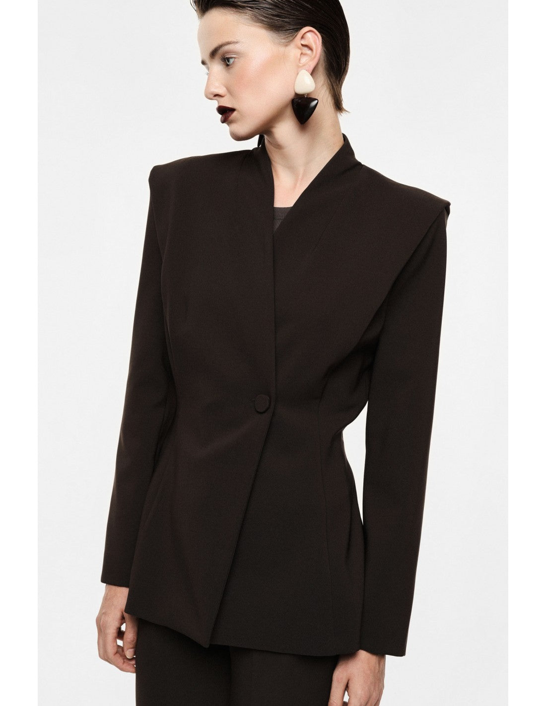 Blazer un bouton col montant épaules marquées, porté de face