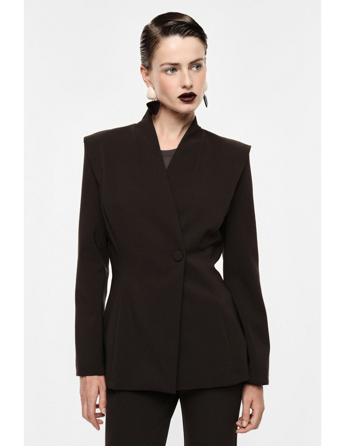 Blazer un bouton col montant, détail du col et de l'épaule structurée