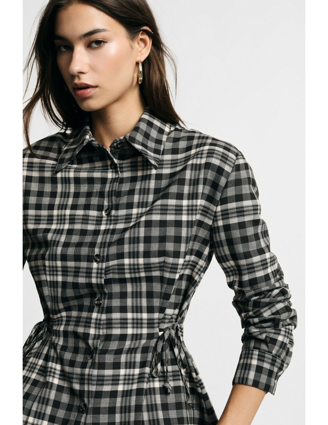 Chemise à carreaux à taille coulissée chocolat, détail du laçage de taille – Please