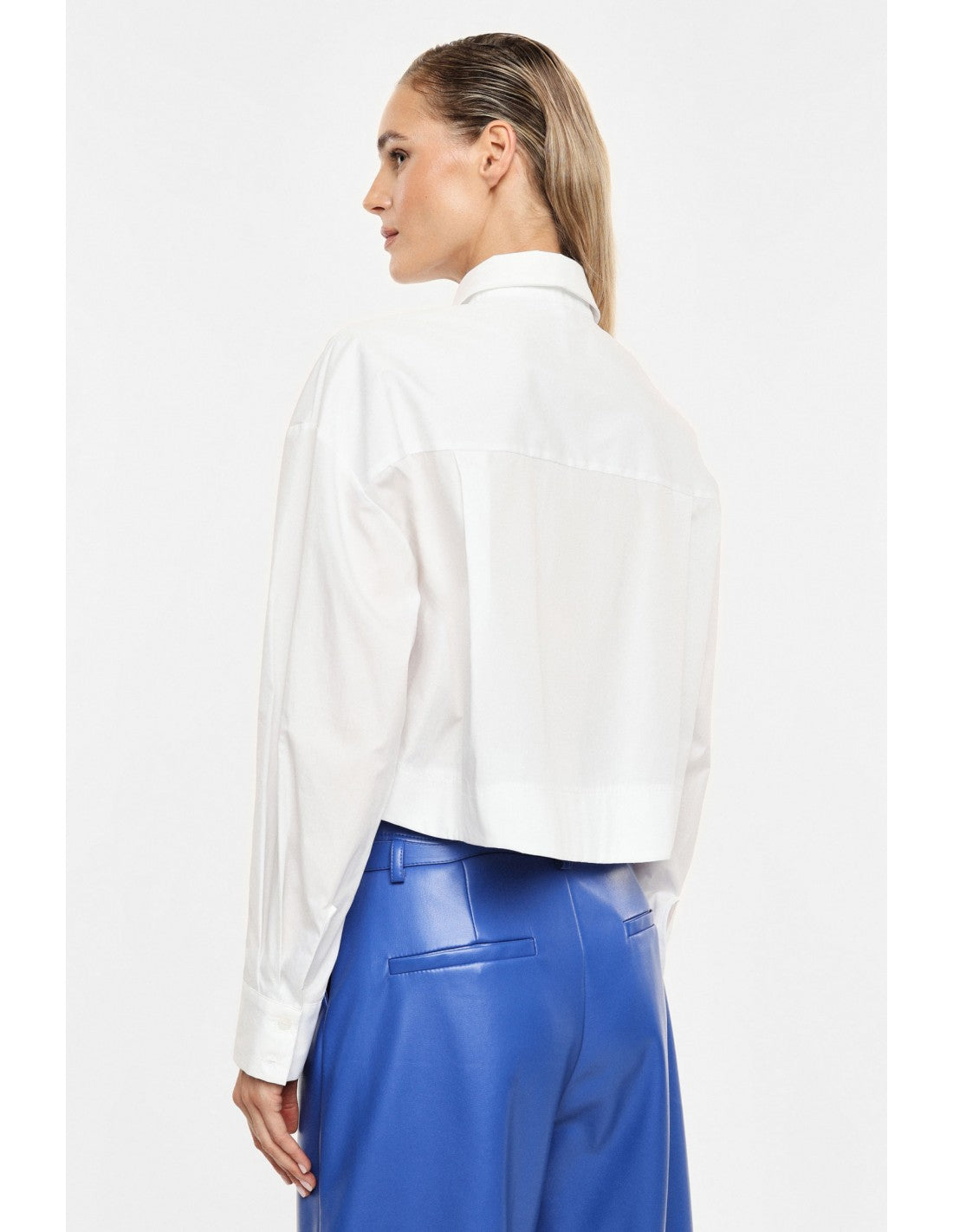 Chemise cropped blanche, portée de dos