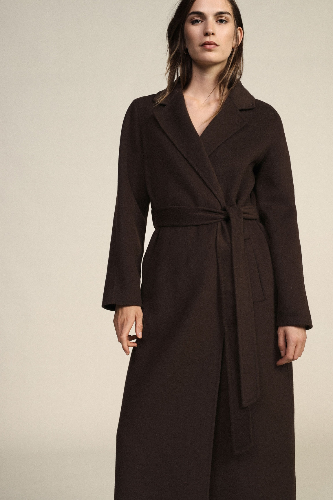 Manteau long ceinture en drap de laine chocolat Dixie Femme vue portee