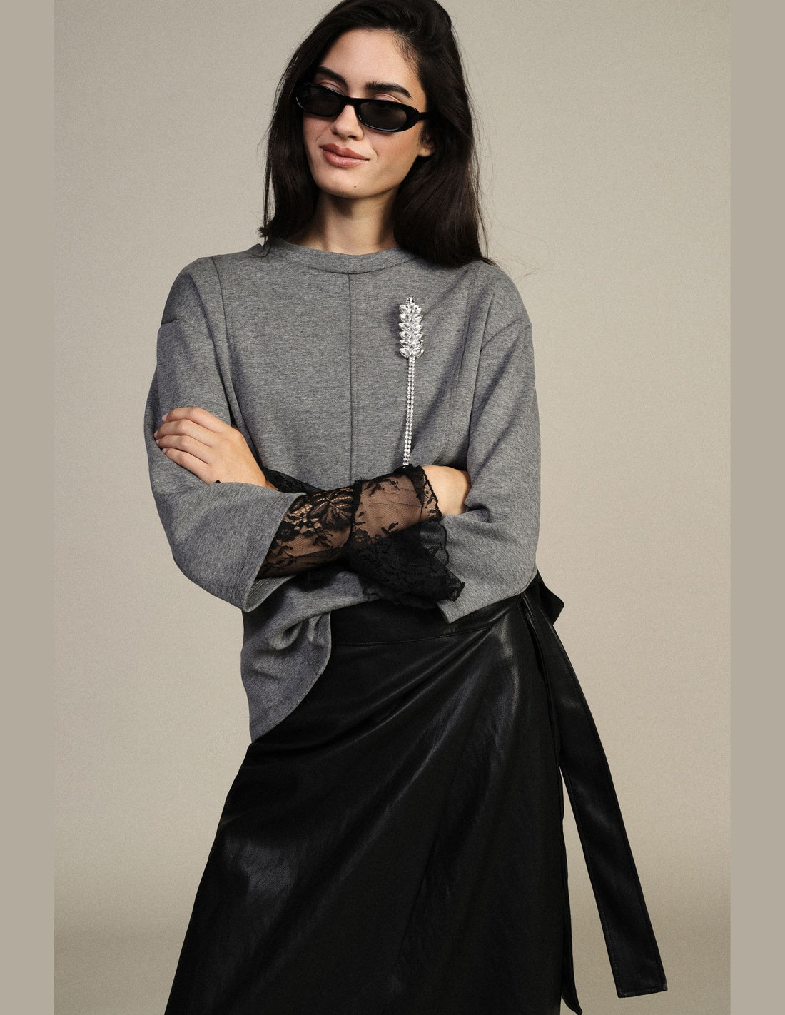 Sweat-shirt trapèze à épi brodé gris chiné Dixie vue portée de face