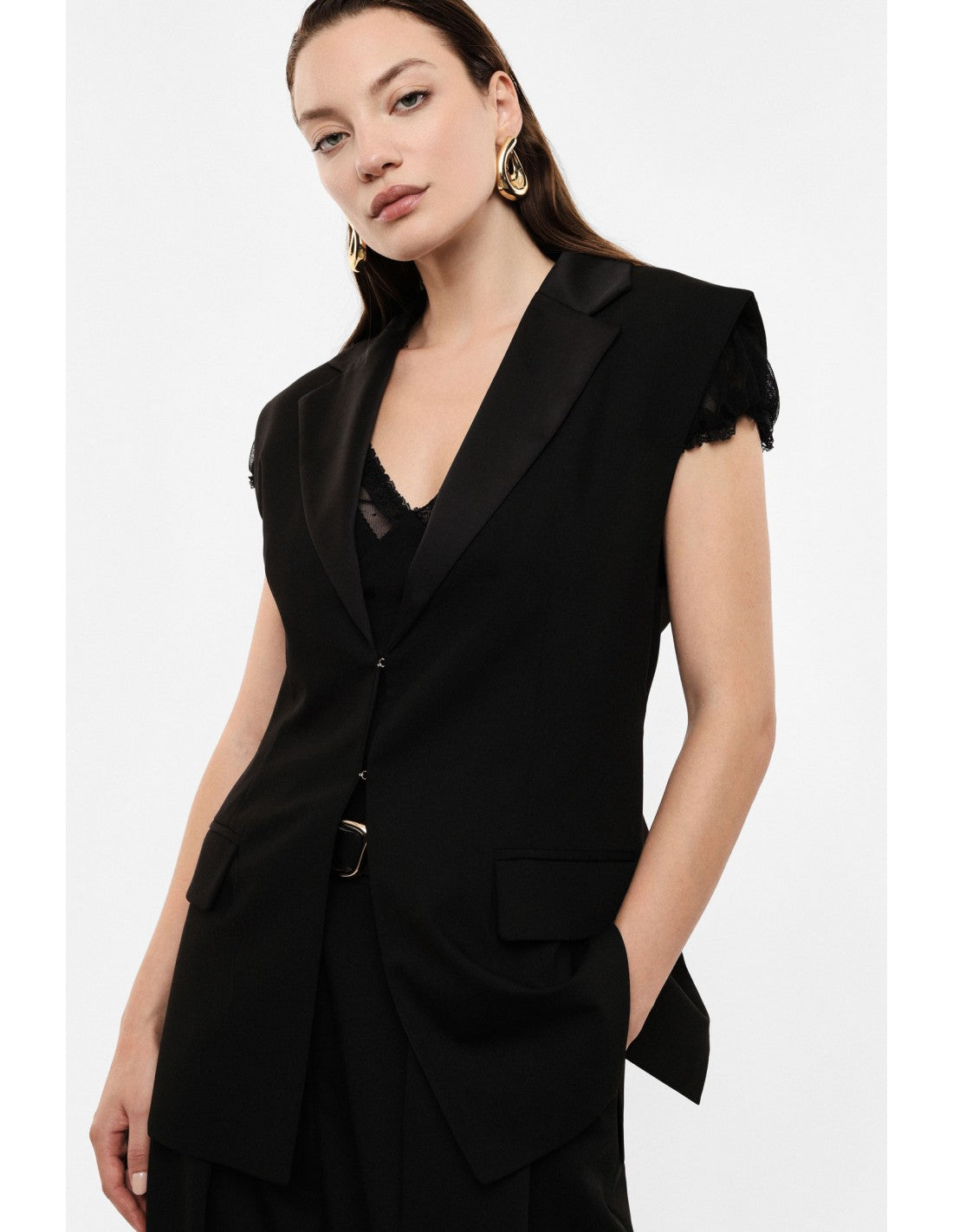 Gilet de tailleur, détail du revers cranté et des poches à rabat