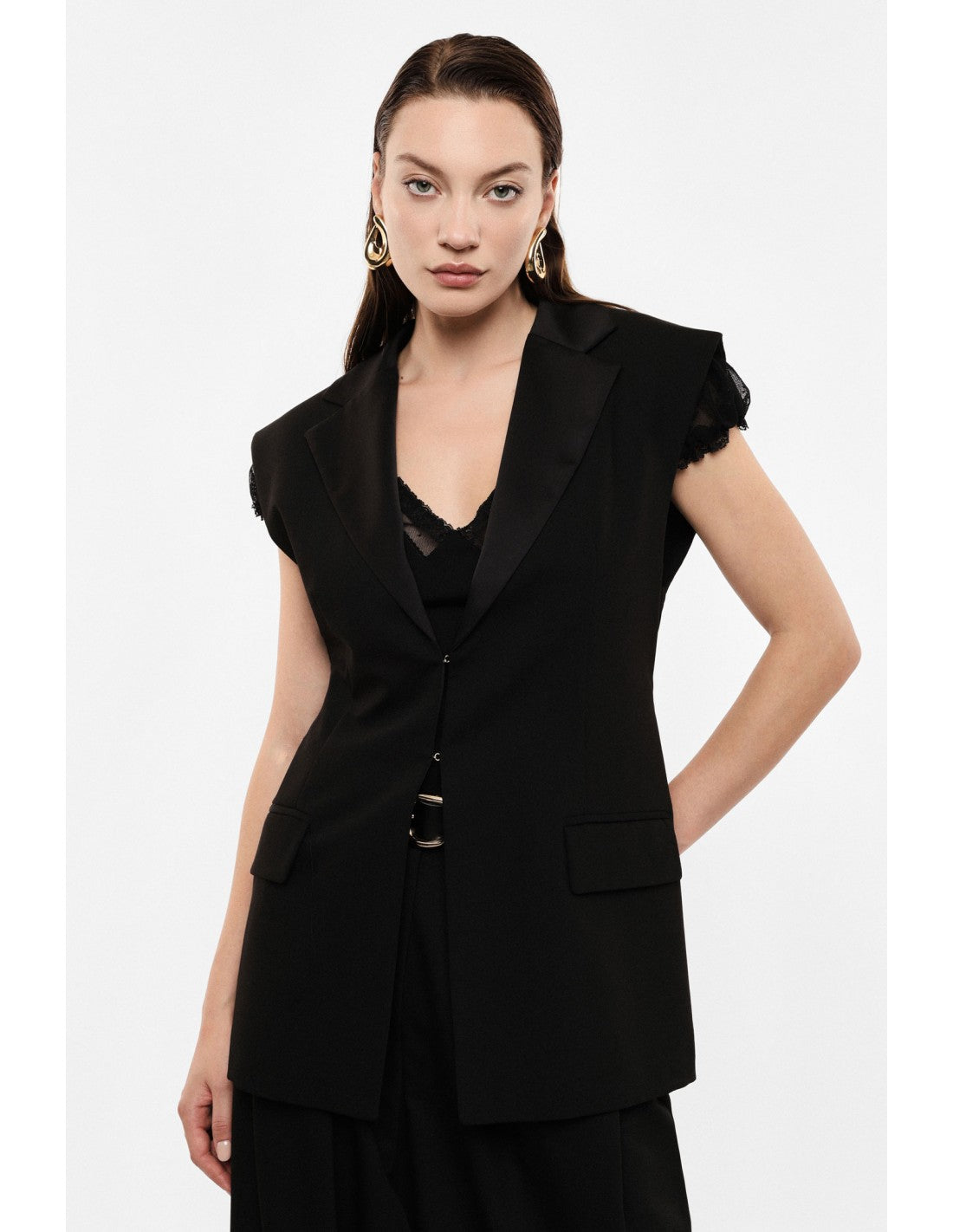 Gilet de tailleur long sans manches noir, porté de face