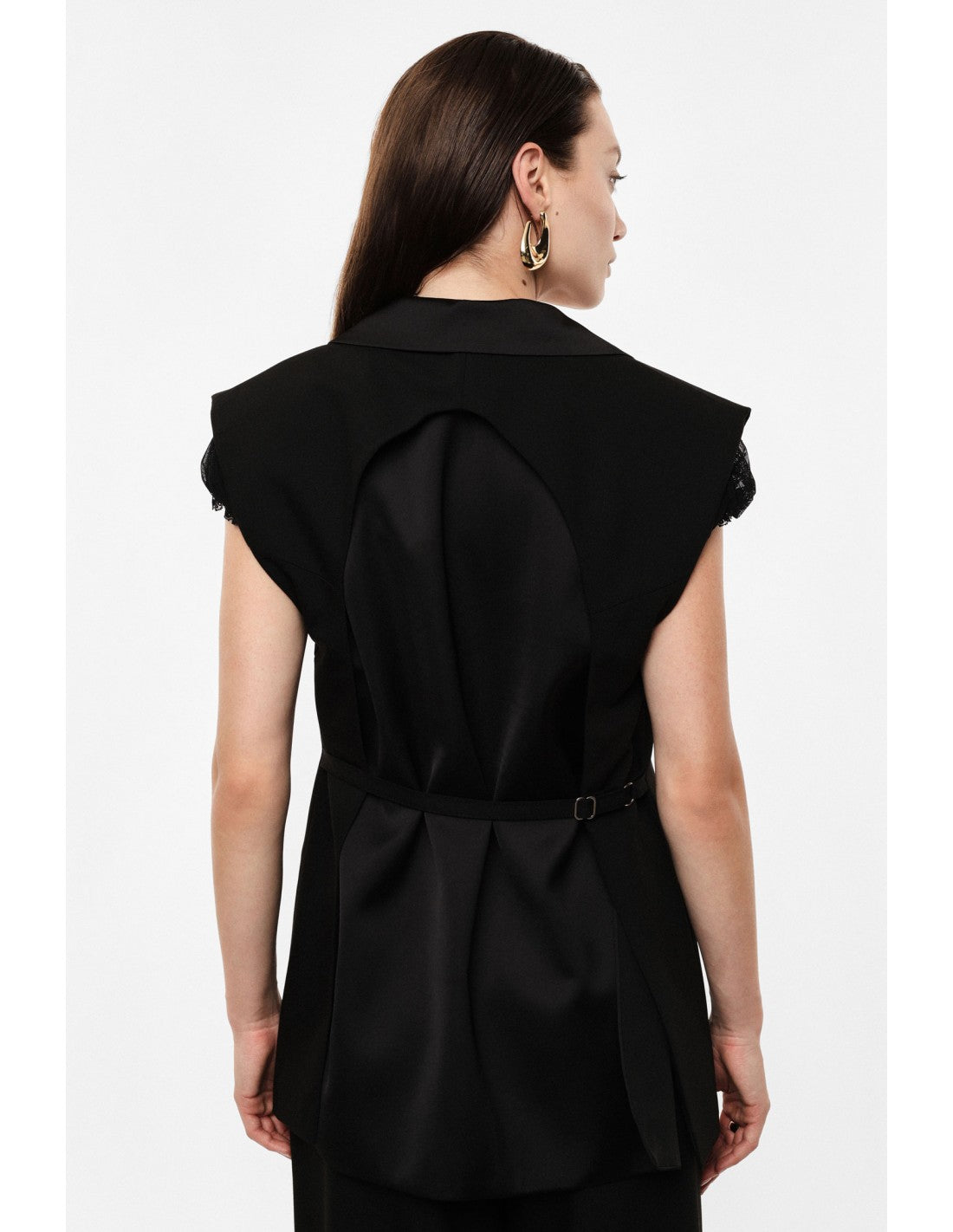 Gilet de tailleur long sans manches noir, porté de dos avec martingale