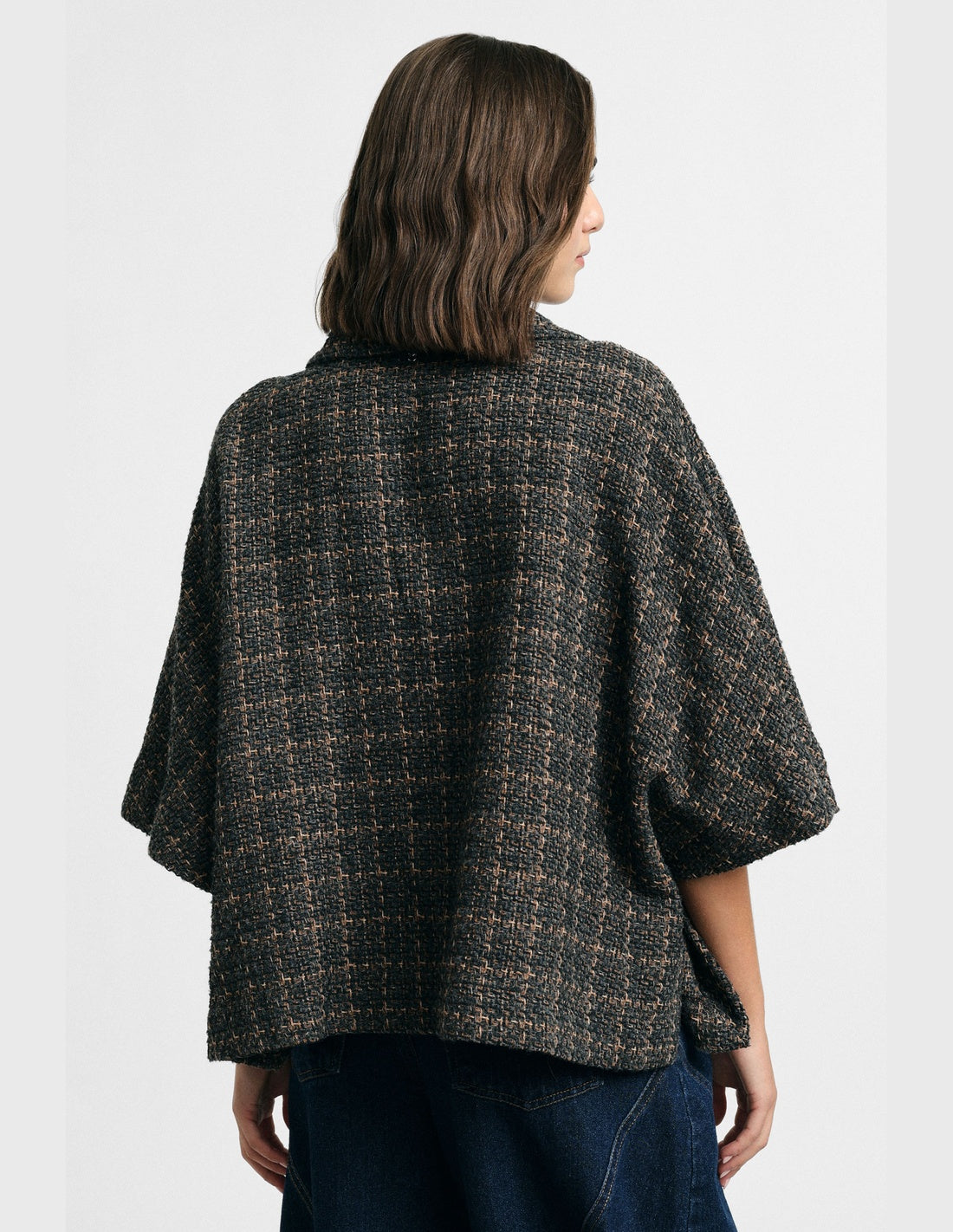 Veste courte col pointe en crêpe gris et camel Please vue portée de dos