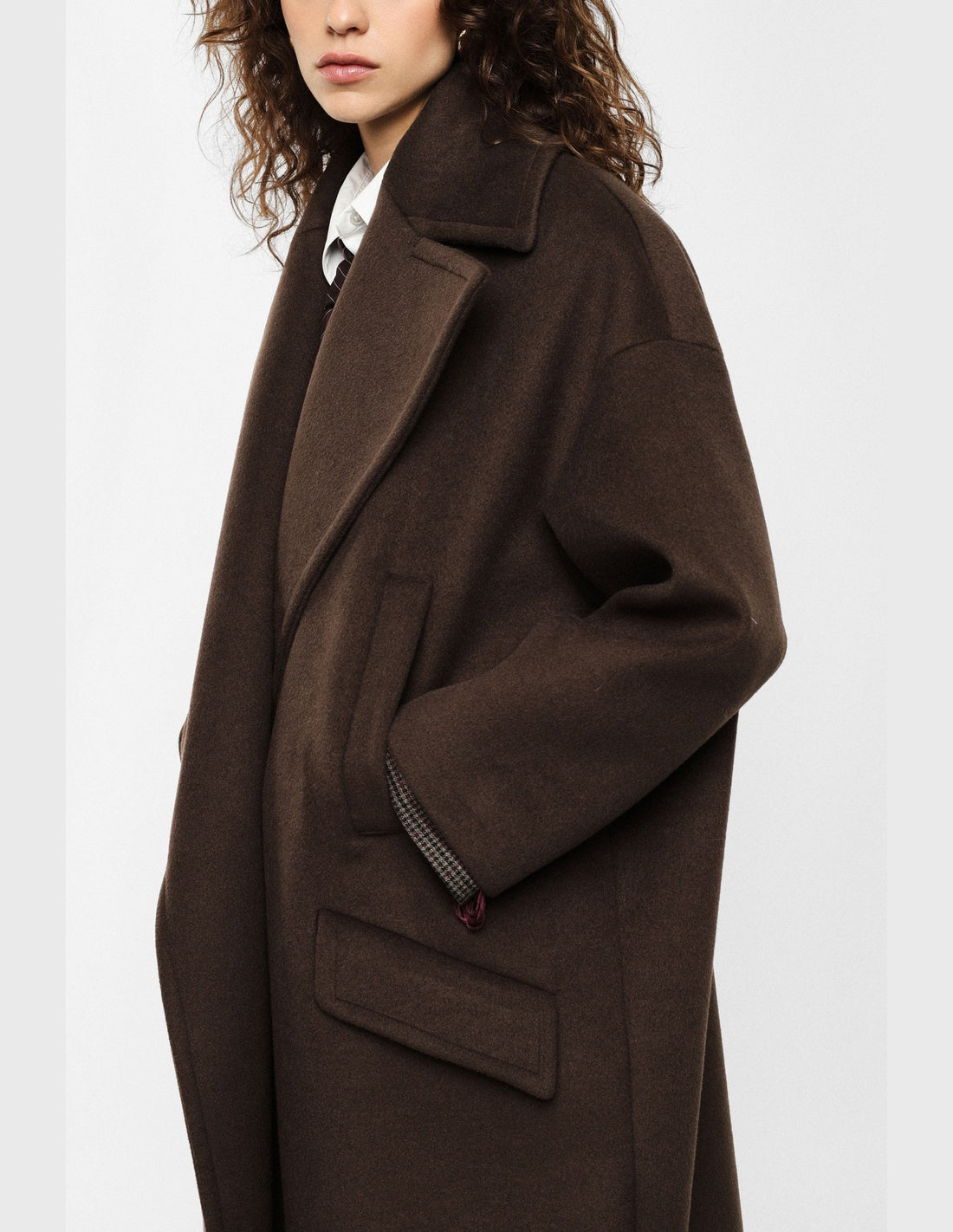 Manteau long oversize à larges revers marron, détail du col – Imperial