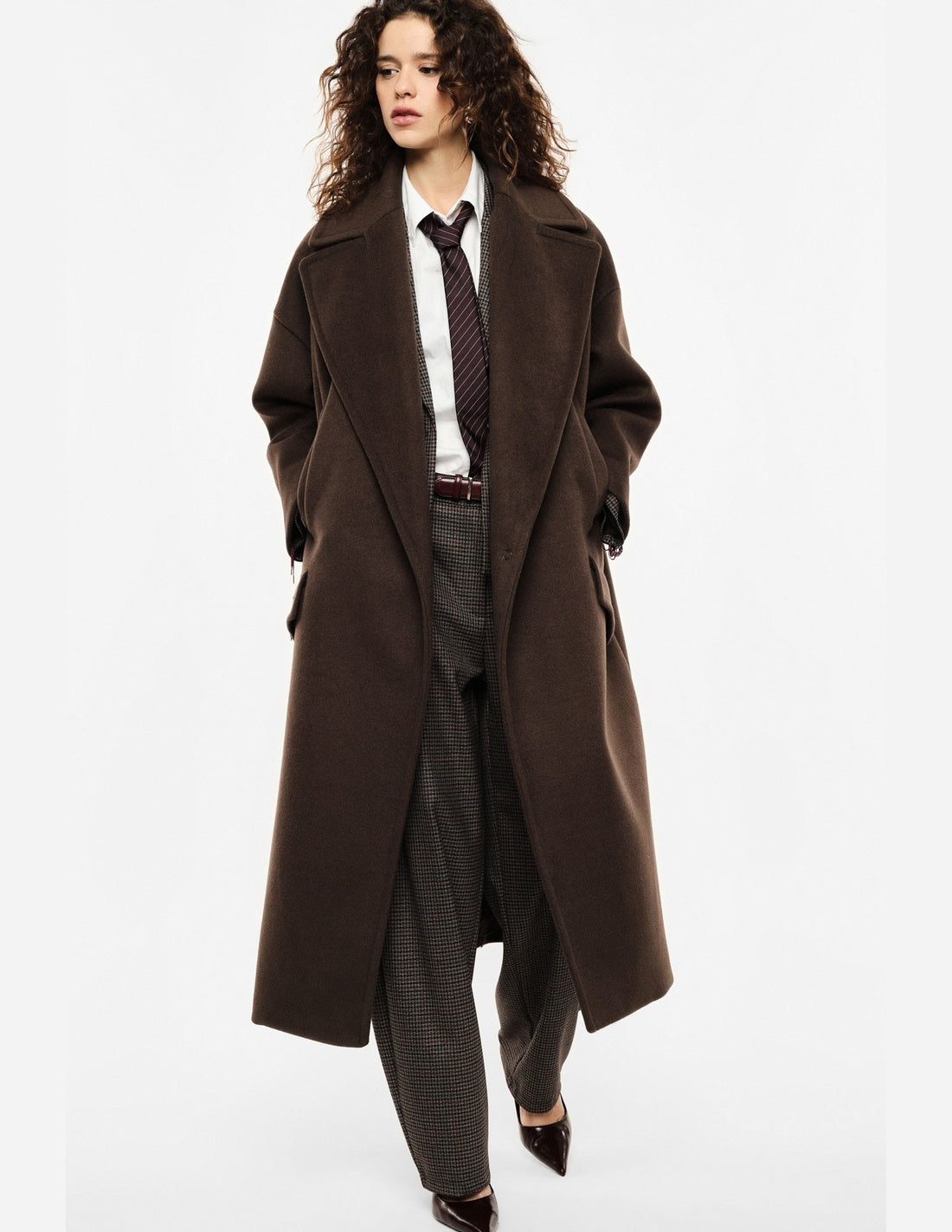 Manteau long oversize à larges revers marron porté, face – Imperial