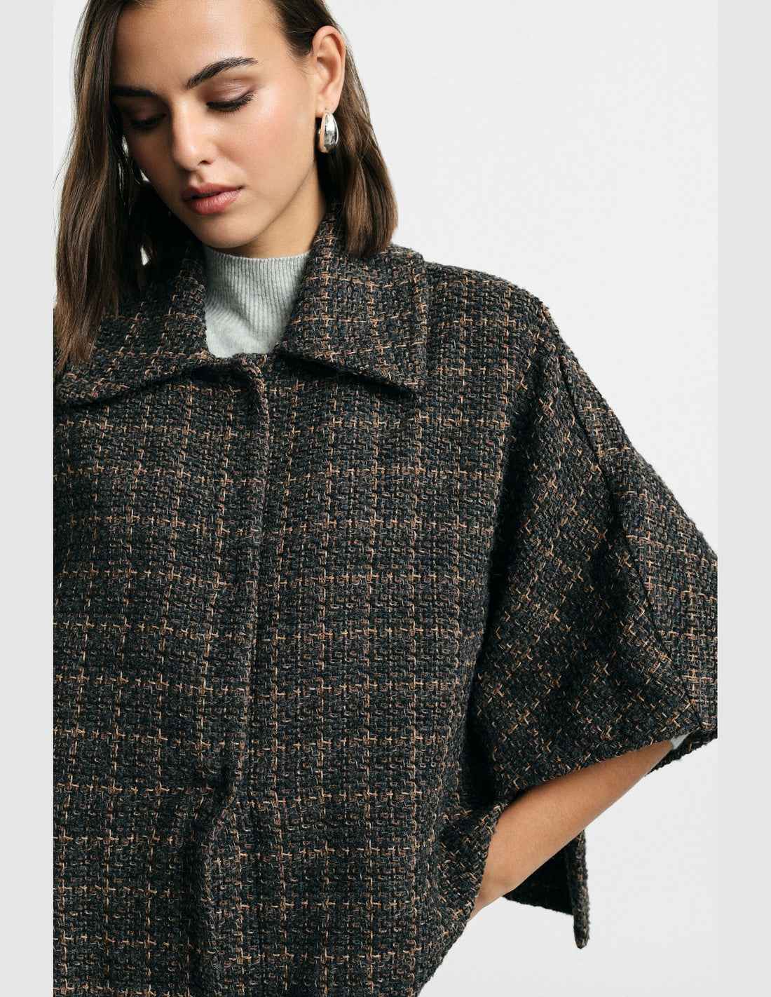 Veste courte col pointe en crêpe gris et camel Please vue portée de profil