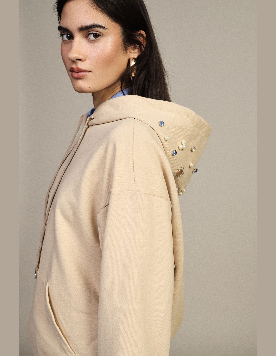 Sweat à capuche bijoux oversize ivoire Dixie vue portée de profil