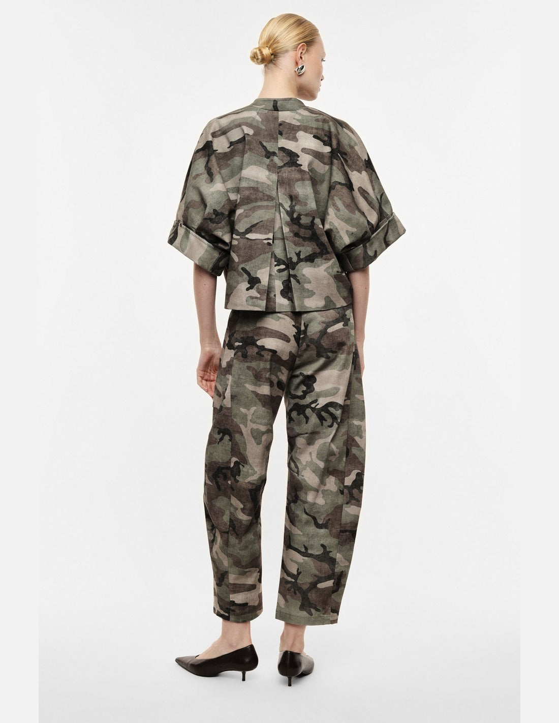 Pantalon barrel en sergé camouflage kaki et beige porté, vue de dos – Imperial