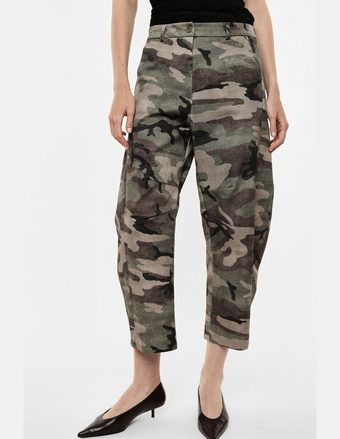 Pantalon barrel en sergé camouflage kaki et beige porté, détail de la jambe – Imperial