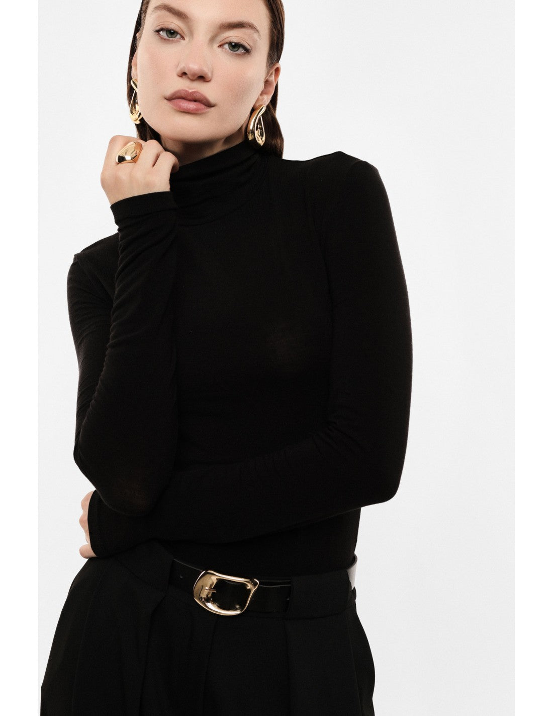 Sous-pull col roulé en laine et lyocell noir, porté de face