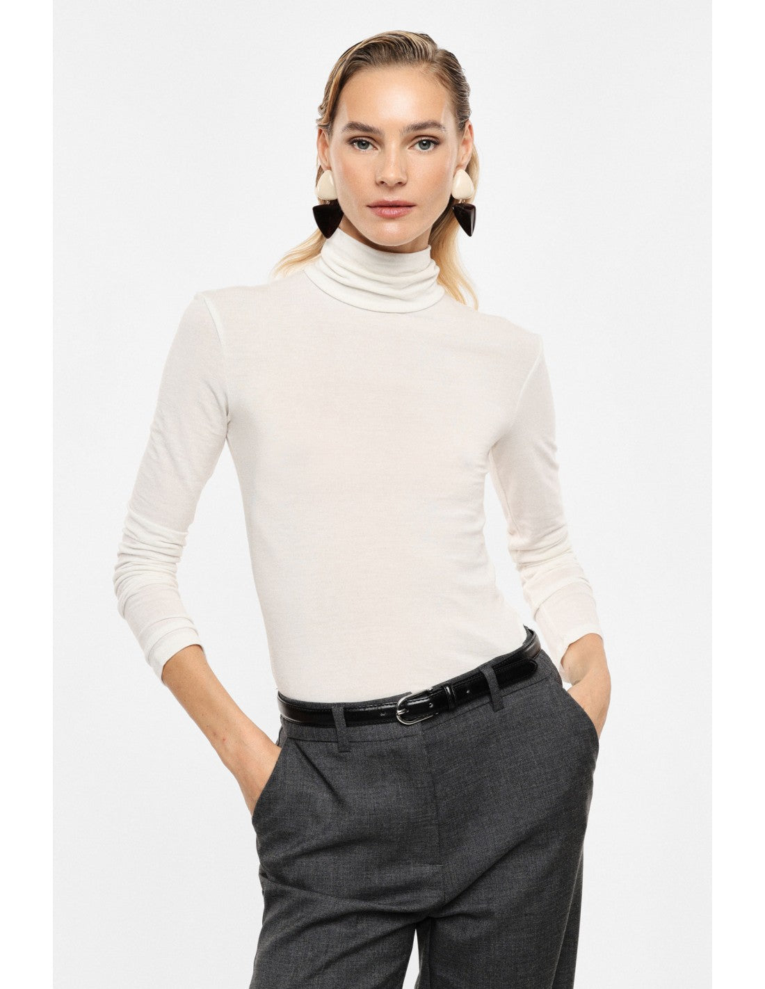 Sous-pull col roulé en laine et lyocell écru, porté de face