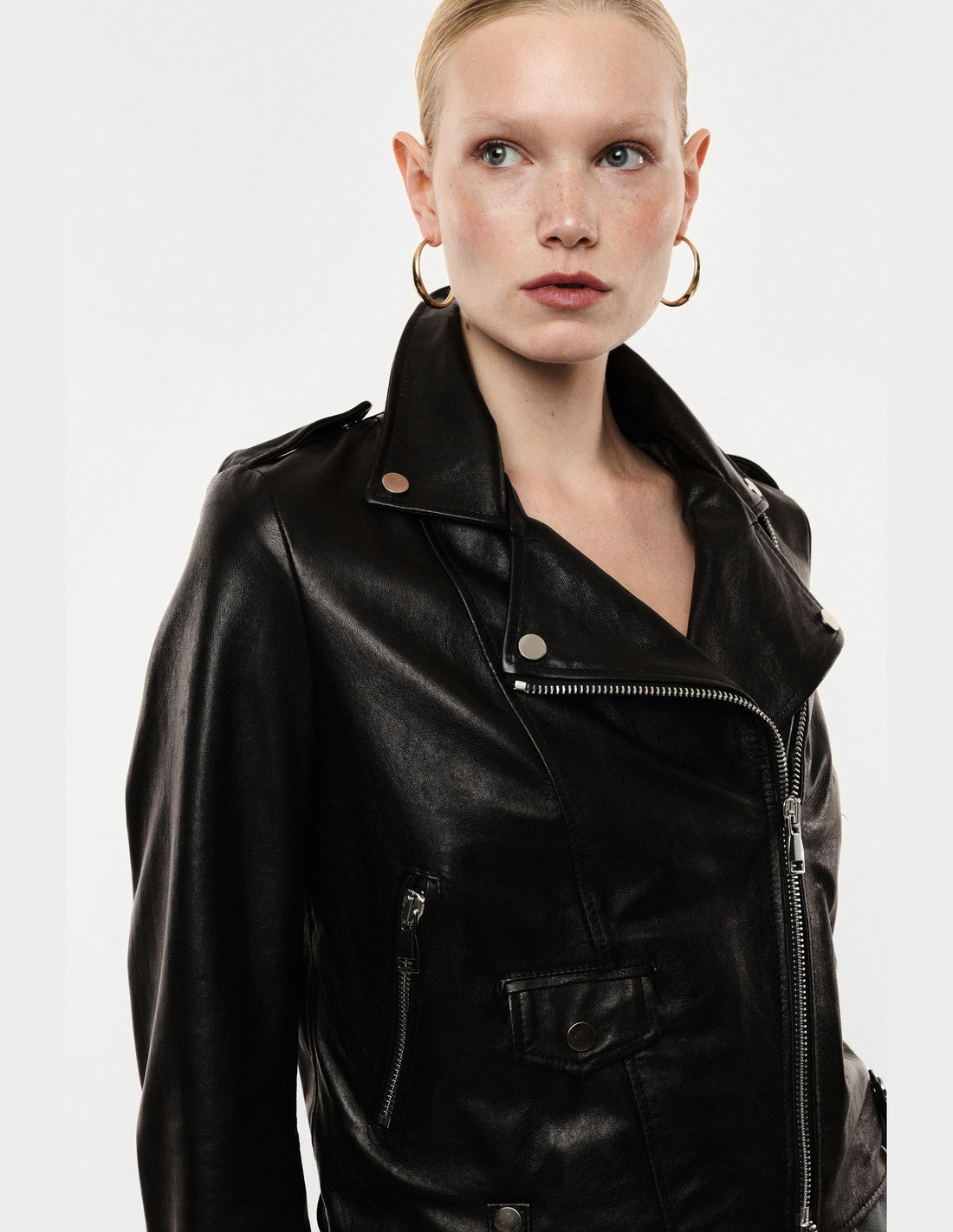 Perfecto court en cuir d'agneau noir Imperial vue portée de profil