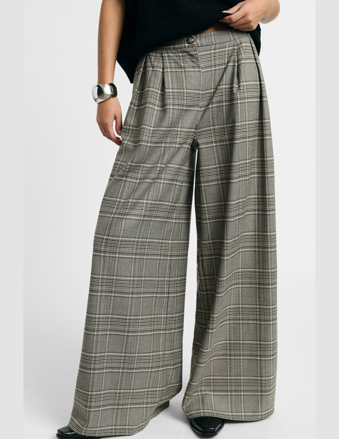 Pantalon palazzo à carreaux plis devant beige et chocolat Please vue portée de profil
